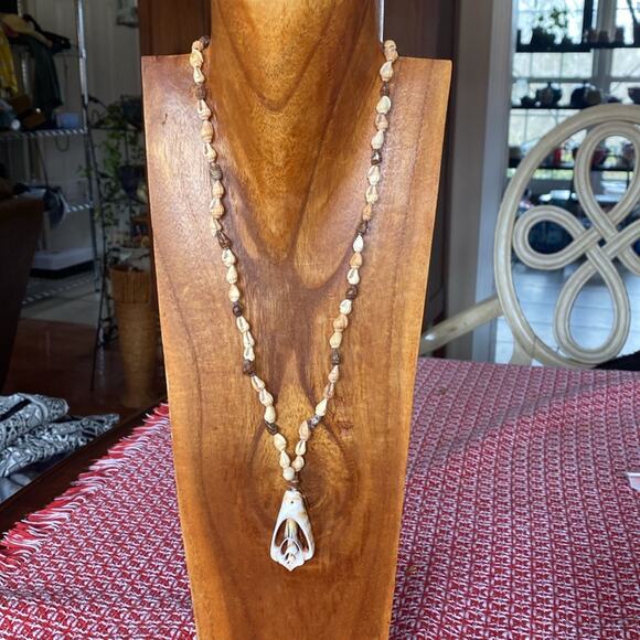 Handmade shell necklace with lovely shell pendant - Picture 2 of 3